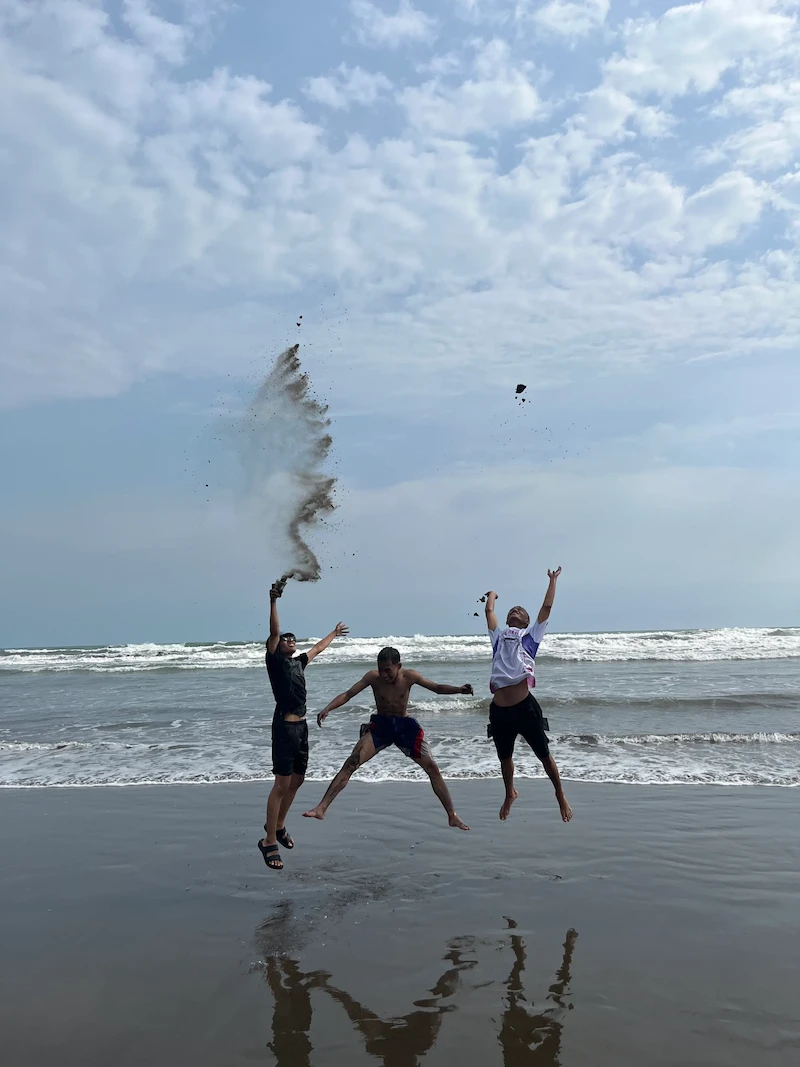 Foto jumping di tepi ombak Pantai Widarapayung Binangun Cilacap pakai rental iPhone 13 Mini