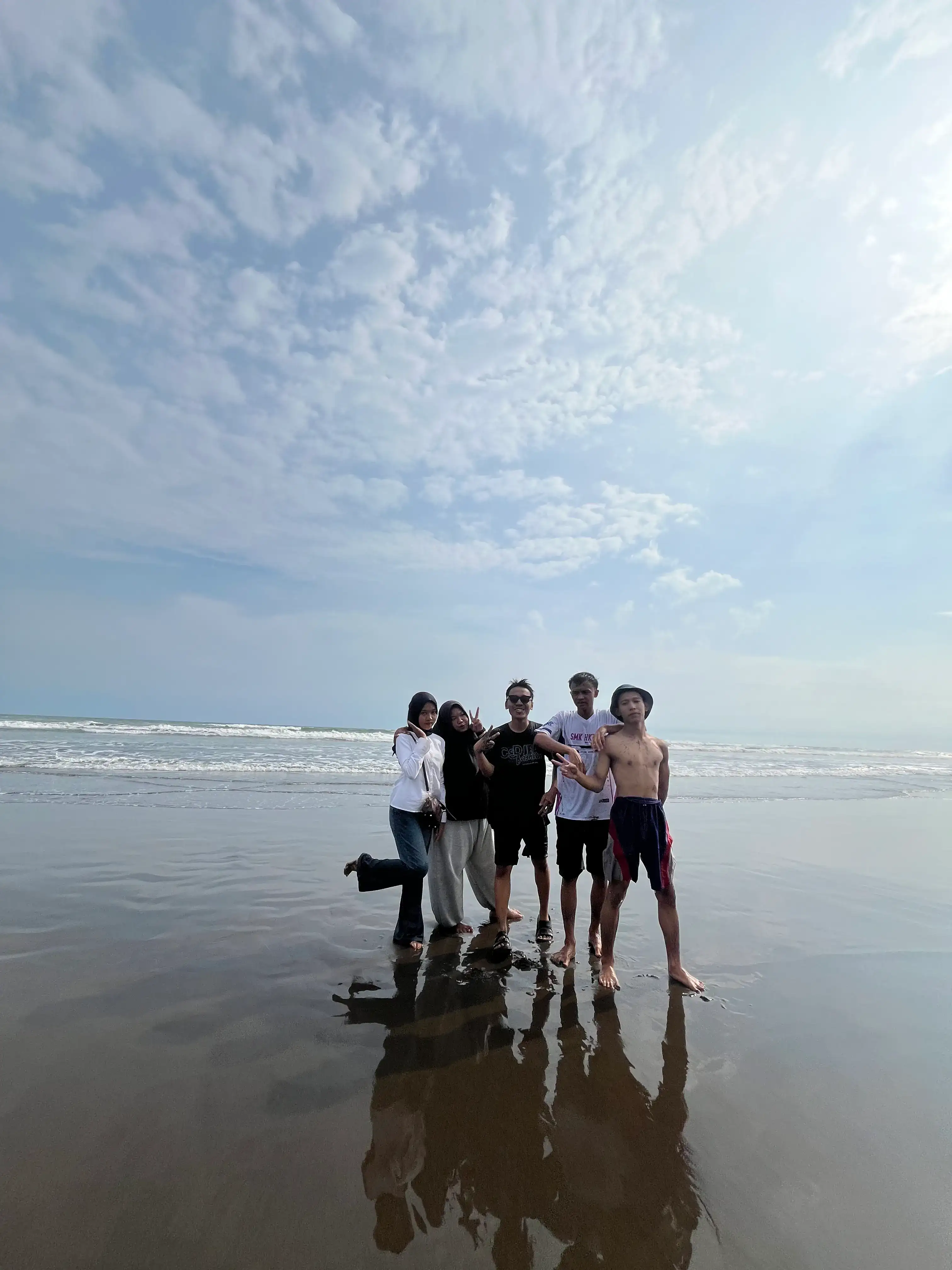Foto group di Pantai Indah Widarapayung Cilacap hasil sewa iPhone 13 Mini